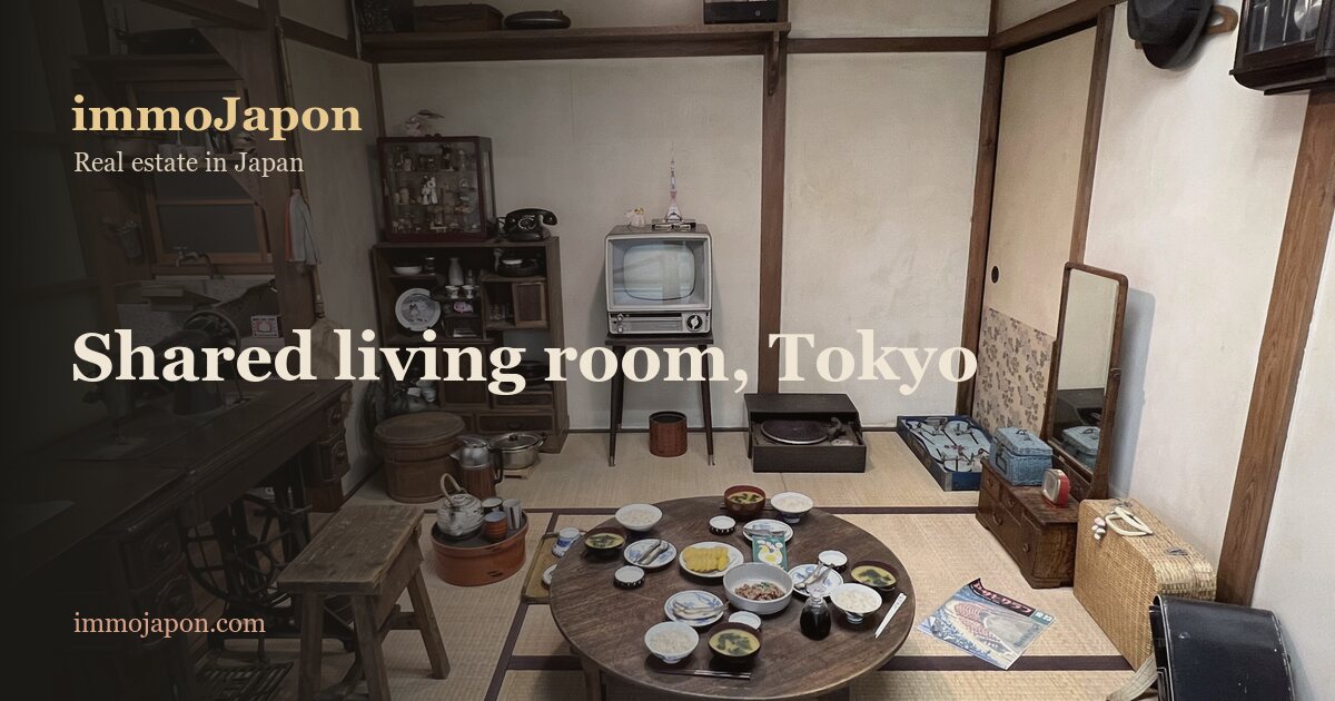Une pièce à tatami d'une maison japonaise reconstituée au musée d'histoire de Suginami, à Tokyo : une table ronde basse en bois dressée pour six personnes avec bols de riz, soupes miso et plats, un téléviseur à tube sur pieds fuselés contre le mur de torchis, une machine à coudre à pédale sous la fenêtre, un vaisselier, une horloge murale à balancier et un chapeau accroché à droite, sous une suspension en verre
