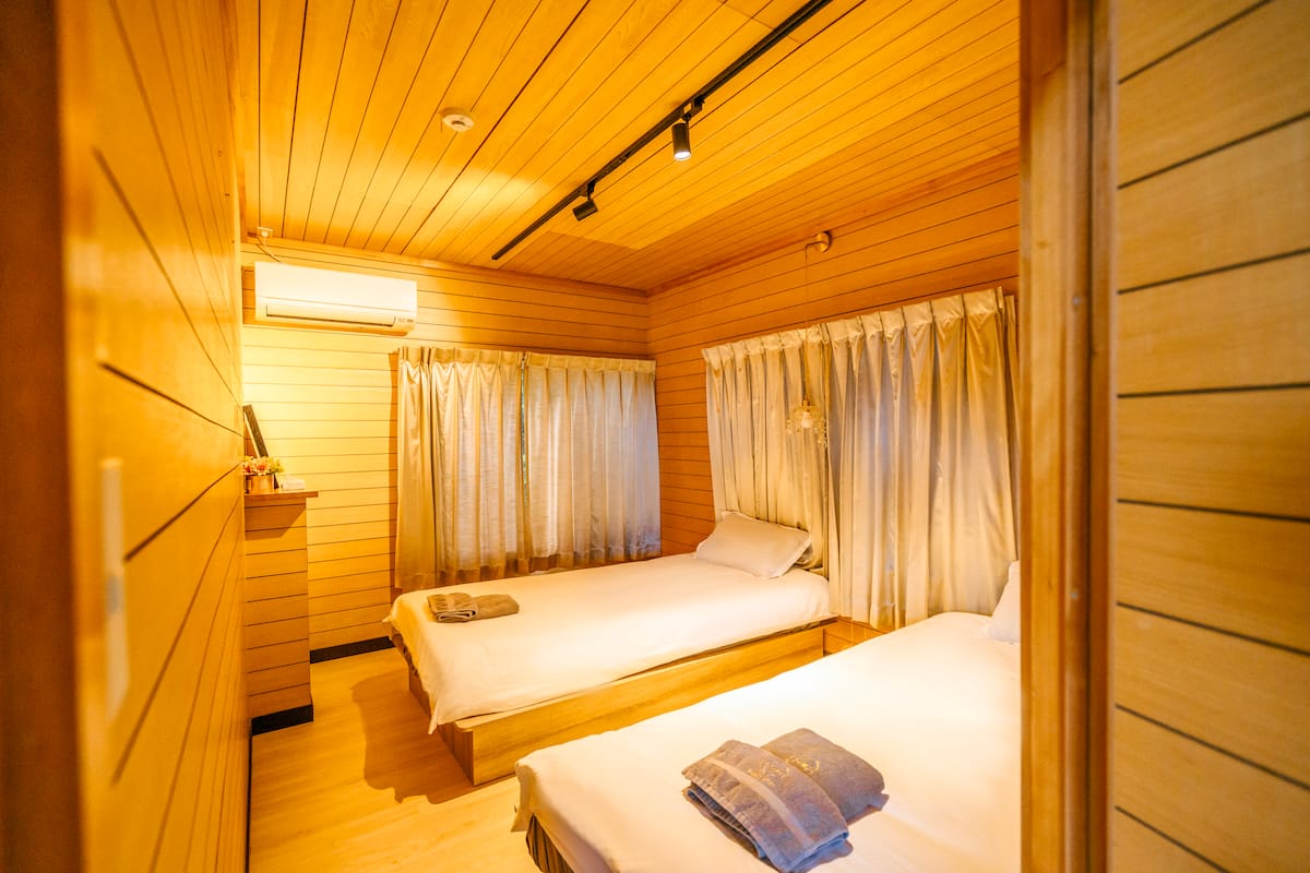 Chambre lambrissée, deux lits jumeaux (photo Airbnb)
