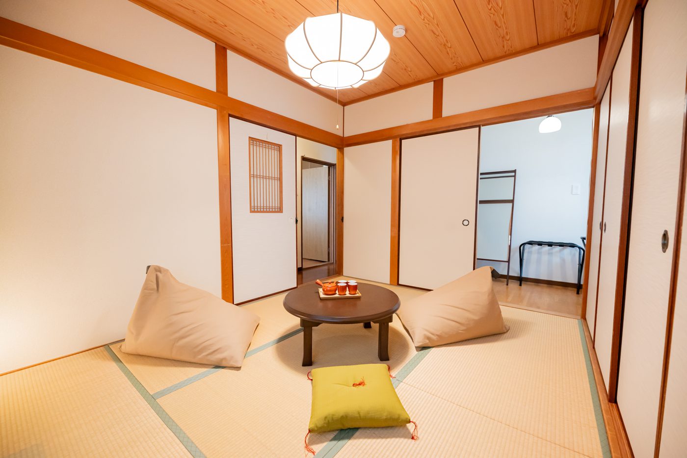 Salon tatami avec coussins